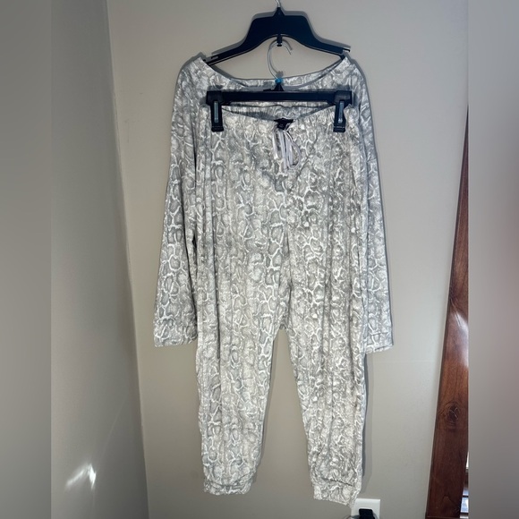 22. NWT TAHARI ANIMAL SOFT LOUNGE SET TOP IS SIZE MEDIUM AND BOTTOMS ARE LARGE - Picture 3 of 9